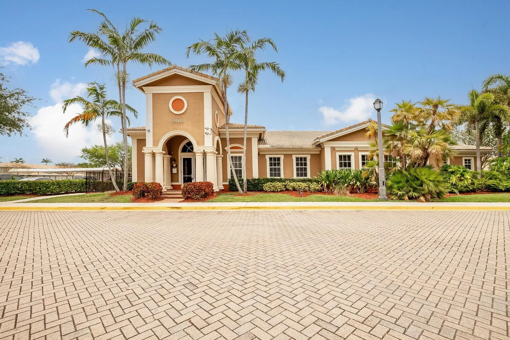 Picture of 5933 Glasgow Way 5933, Tamarac, FL 33321
