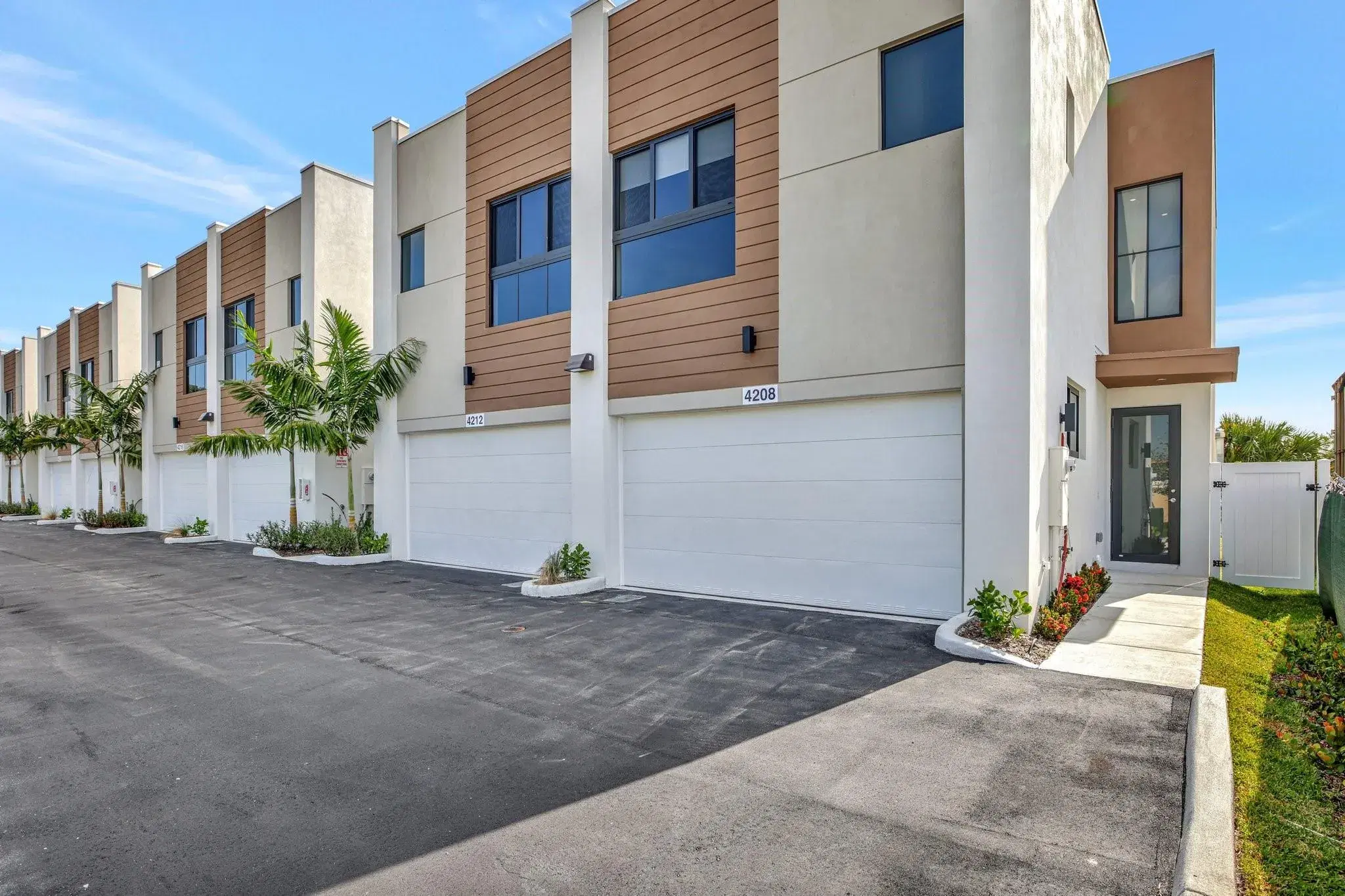 Picture of 4208 NE 7Th Ter 8, Oakland Park, FL 33334