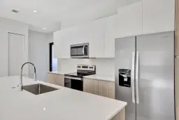 Picture of 4208 NE 7Th Ter 8, Oakland Park, FL 33334