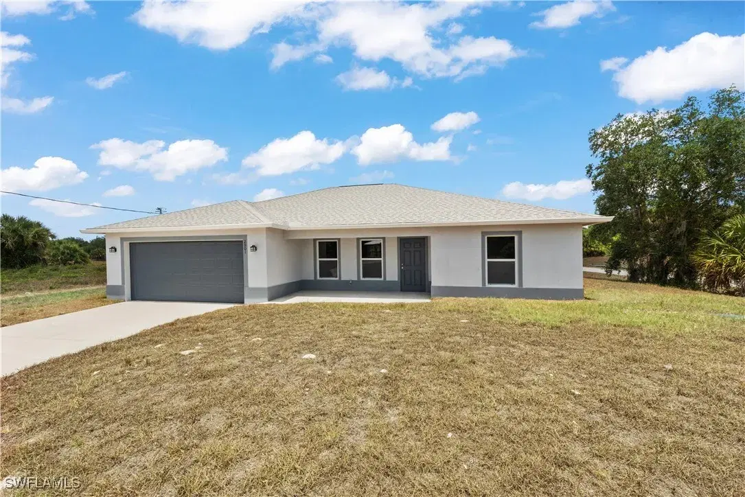 Picture of 2001 Inglewood Cir, Labelle, FL 33935
