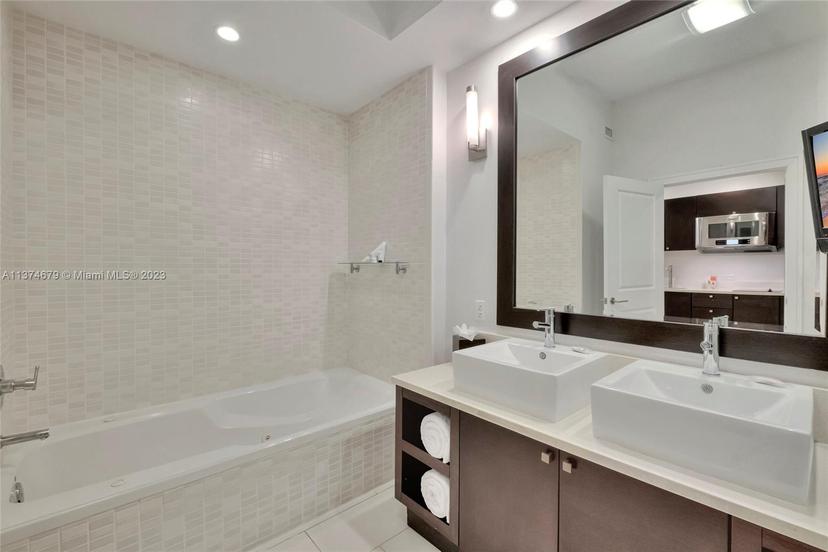 Picture of 5300 NW 87Th Ave # 606, Doral FL 33178