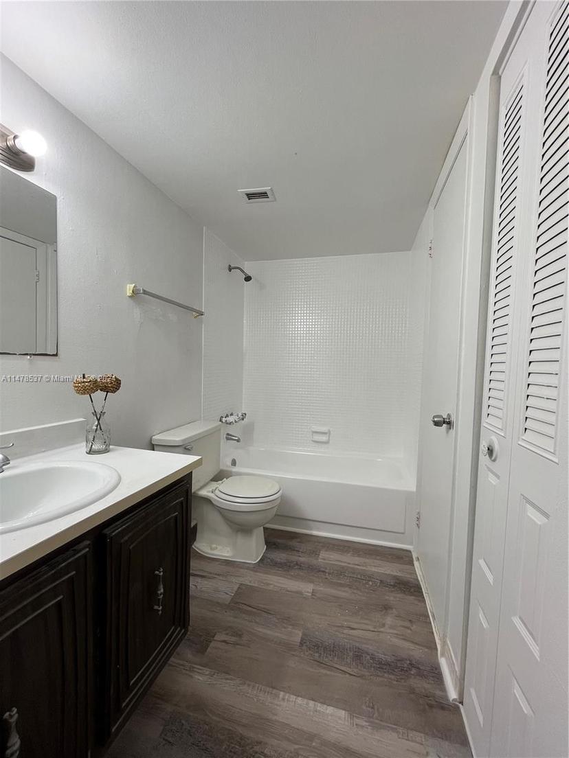 Picture of 492 NW 165Th St Rd # 611, Miami FL 33169