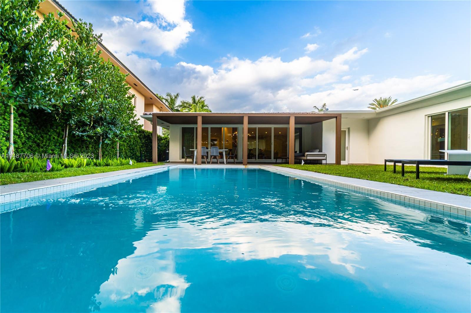 Picture of 1030 N Venetian Dr, Miami, FL 33139