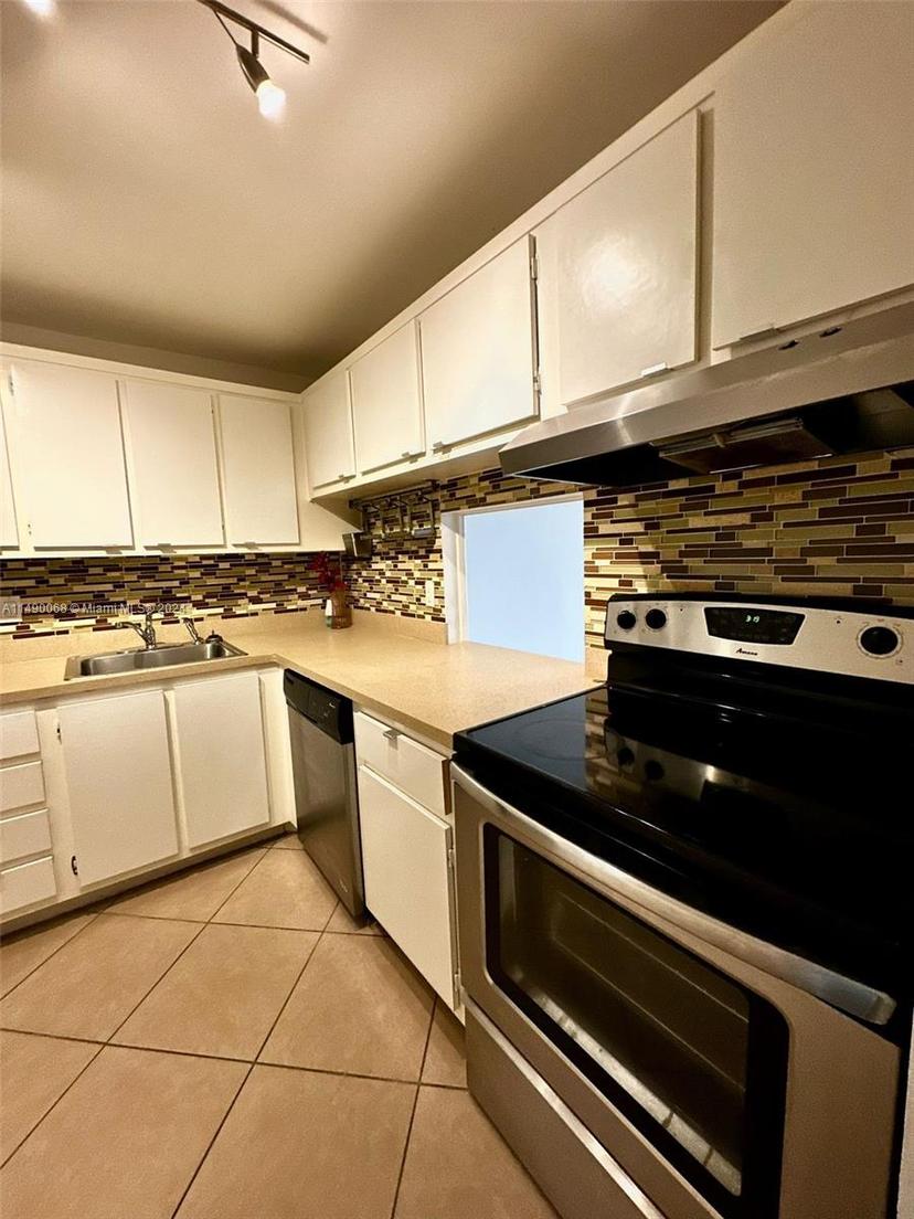 Picture of 480 Executive Center Dr # 5N, West Palm Beach FL 33401