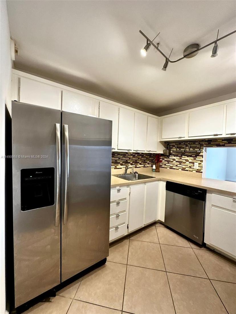 Picture of 480 Executive Center Dr # 5N, West Palm Beach FL 33401