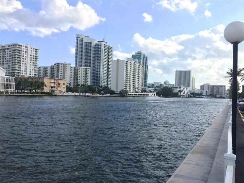 Picture of 1000 Parkview Dr # 511, Hallandale Beach FL 33009