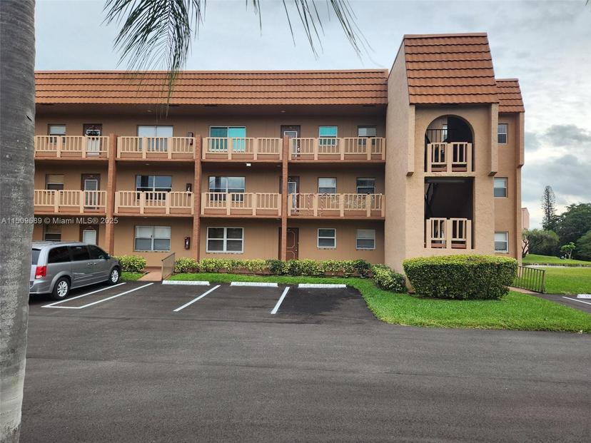Picture of 9620 Sunrise Lakes Blvd # 211, Sunrise FL 33322