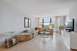 Picture of 1000 Parkview Dr # 423, Hallandale Beach, FL 33009