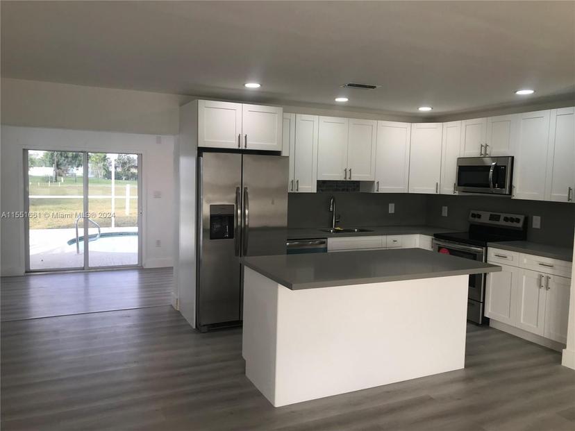 Picture of 1806 SE 15 Pl, Cape Coral FL 33990