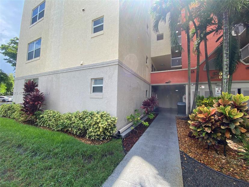 Picture of 8363 Lake Dr # 101, Doral FL 33166