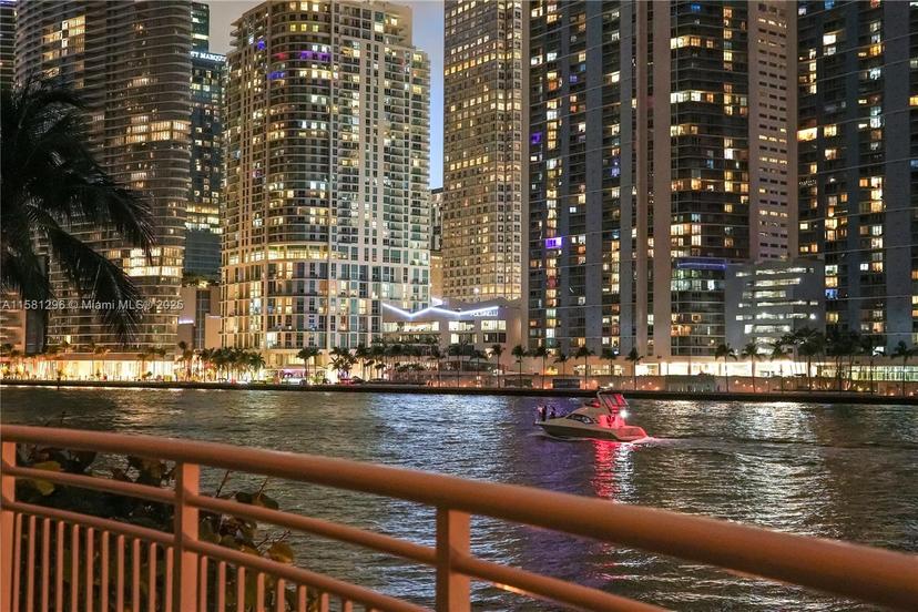 Picture of 848 Brickell Key Dr # 204, Miami FL 33131