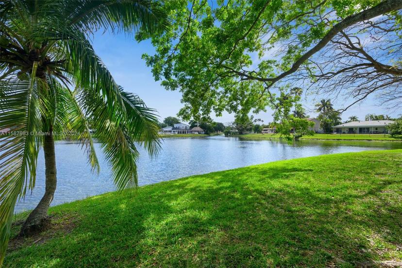 Picture of 11235 Lakeview Dr, Coral Springs FL 33071