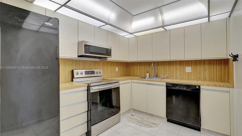 Picture of 2500 Parkview Dr # 1520, Hallandale Beach FL 33009