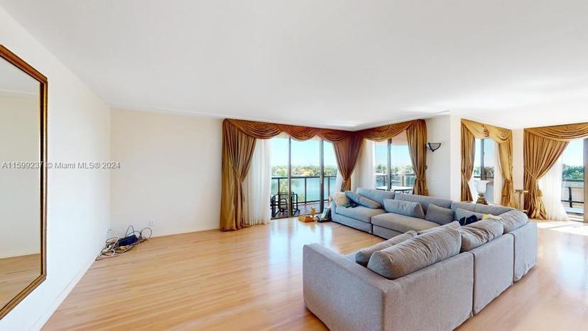 Picture of 19667 Turnberry Way # 5J, Aventura FL 33180