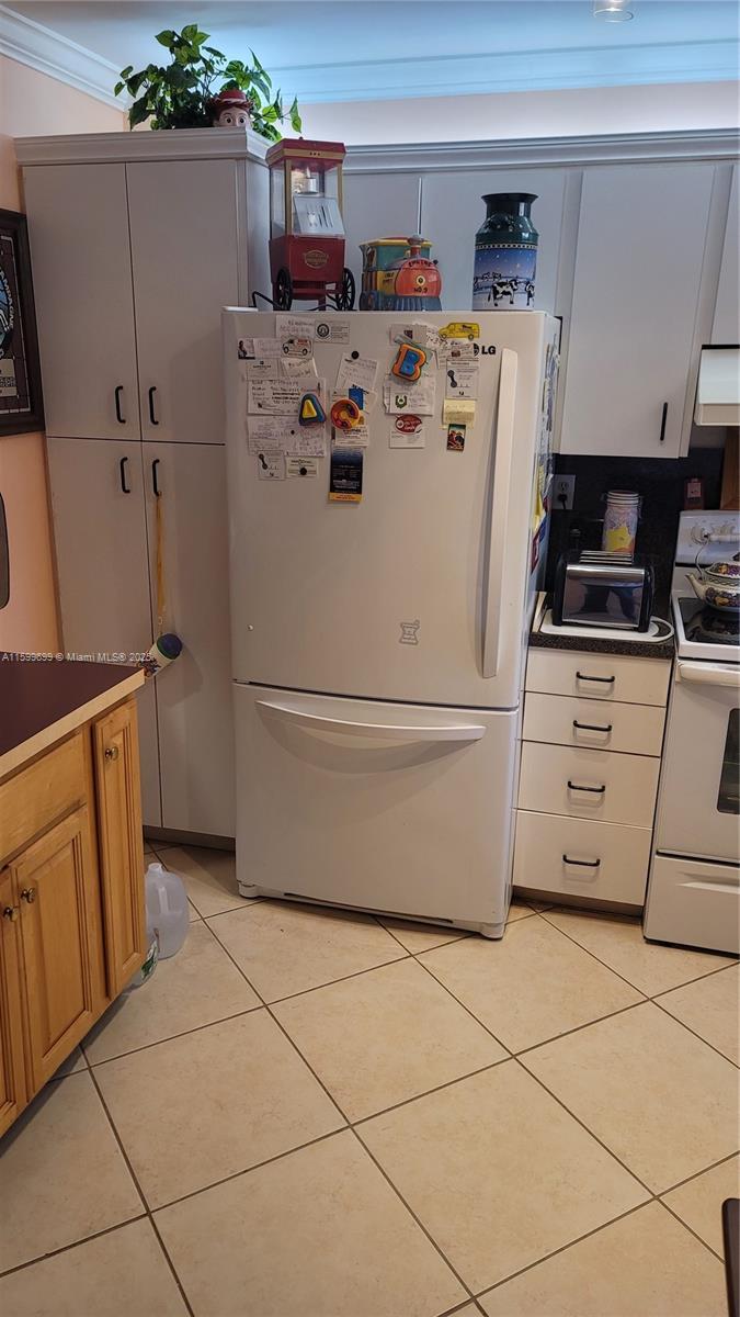 Picture of 9410 N Hollybrook Lake Dr # 304, Pembroke Pines FL 33025