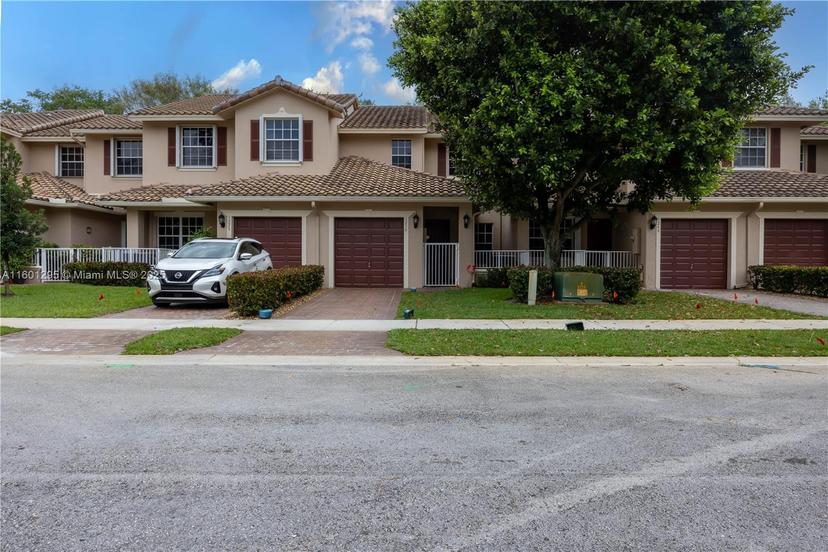 Picture of 3230 Fairway Cir # 15, Davie FL 33328