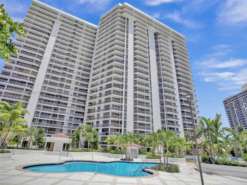 Picture of 20281 E Country Club Dr # 305, Aventura FL 33180