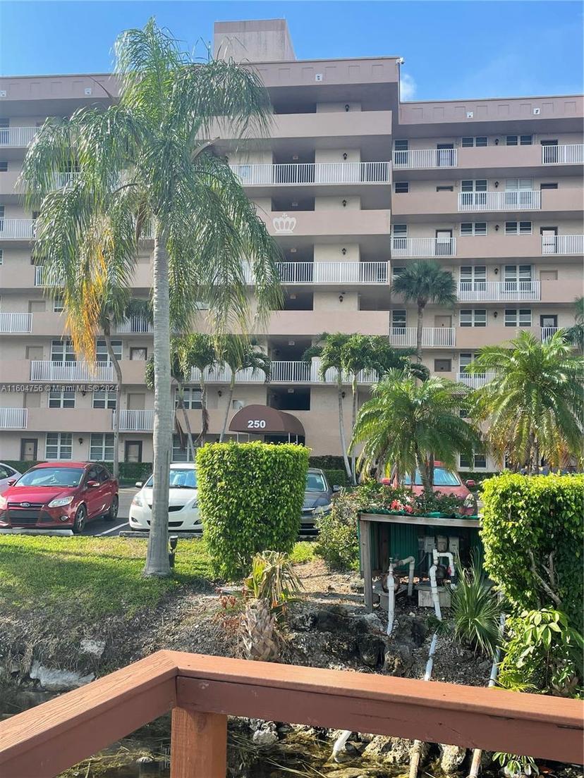Picture of 250 Jacaranda Dr # 206, Plantation FL 33324