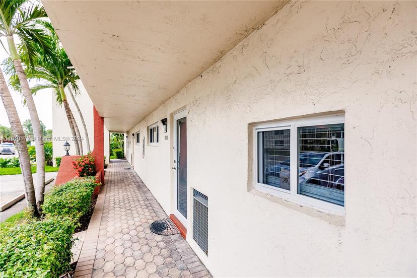 Picture of 411 S Hollybrook Dr # 108, Pembroke Pines FL 33025
