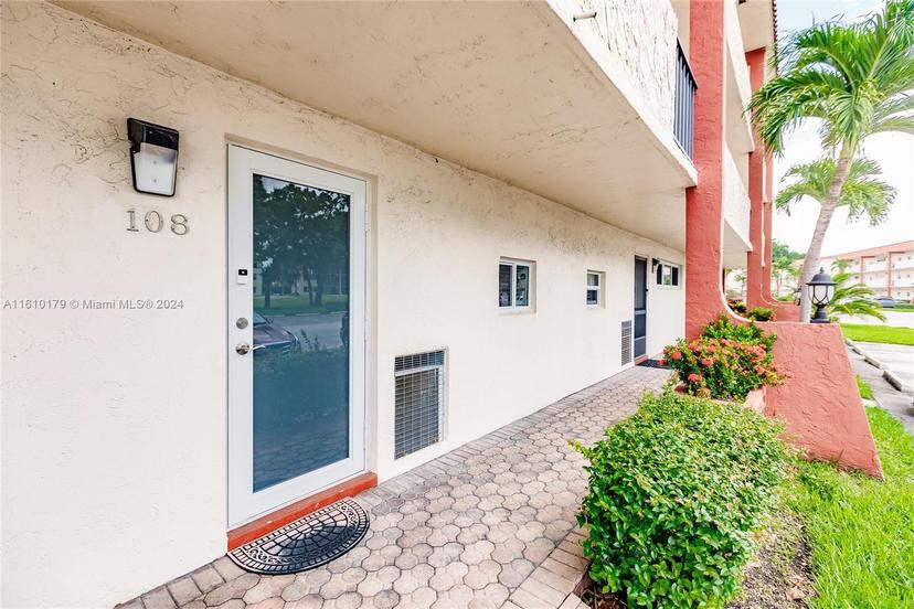 Picture of 411 S Hollybrook Dr # 108, Pembroke Pines FL 33025