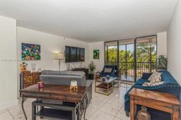 Picture of 900 NE 195Th St # 301, Miami, FL 33179