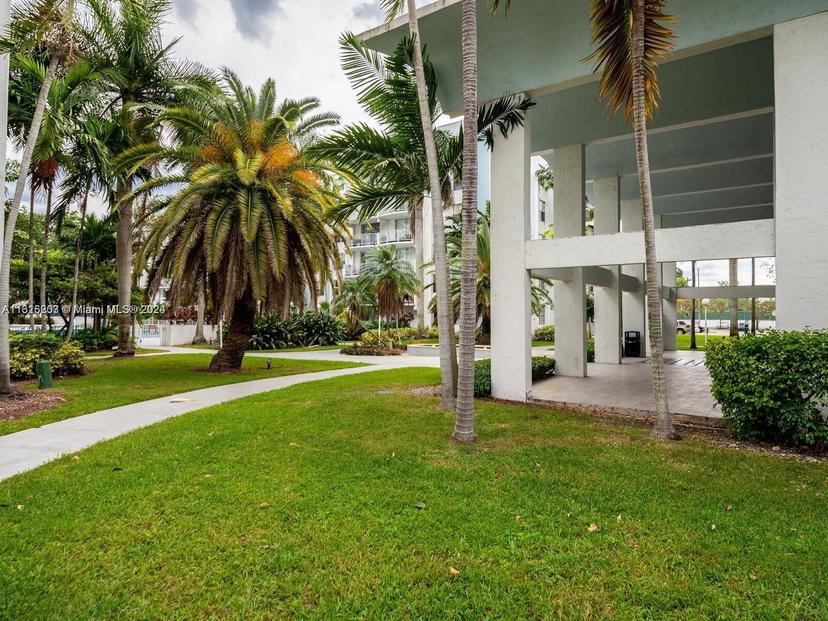 Picture of 496 NW 165Th St Rd # 412, Miami FL 33169