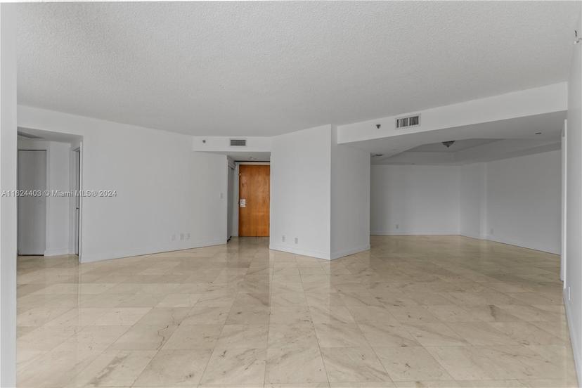 Picture of 20185 E Country Club Dr # 502, Aventura FL 33180