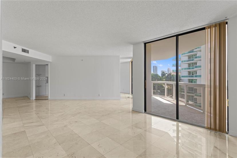 Picture of 20185 E Country Club Dr # 502, Aventura FL 33180