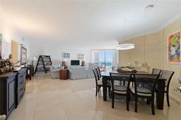 Picture of 21050 Point Pl # 2702, Aventura, FL 33180