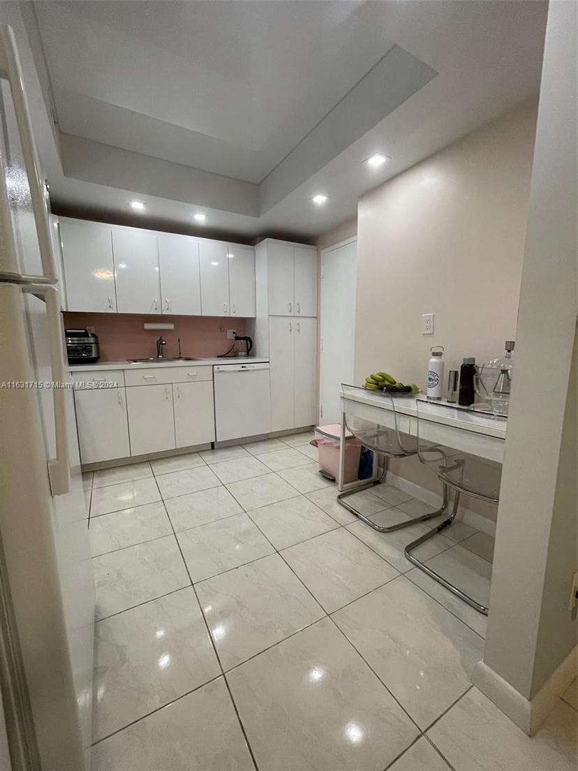Picture of 500 Bayview Dr, Sunny Isles Beach FL 33160