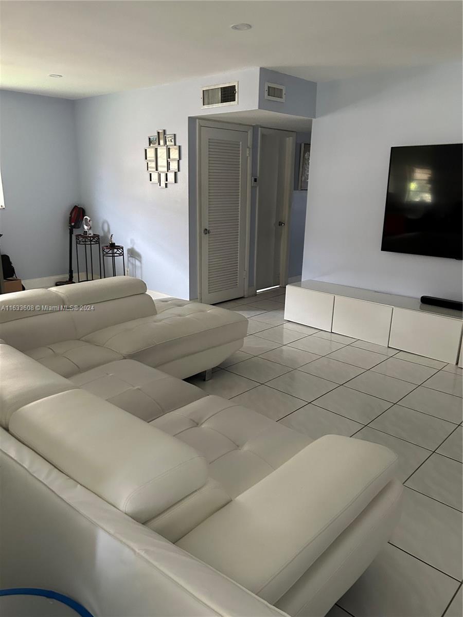 Picture of 5300 Washington St # N220, Hollywood, FL 33021