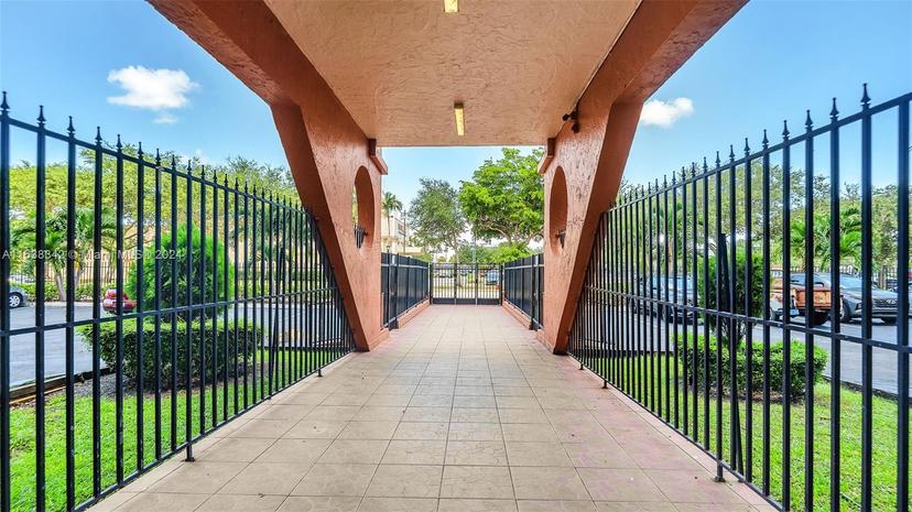 Picture of 4675 W 18Th Ct # 612, Hialeah FL 33012