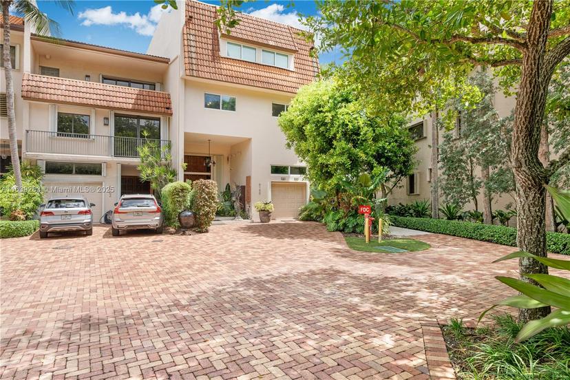 Picture of 6100 Paradise Point Dr # 6100, Palmetto Bay FL 33157