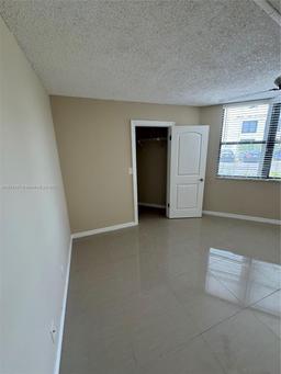 Picture of 216 Lake Pointe Dr # 120, Oakland Park, FL 33309