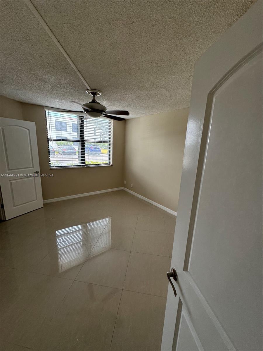 Picture of 216 Lake Pointe Dr # 120, Oakland Park, FL 33309