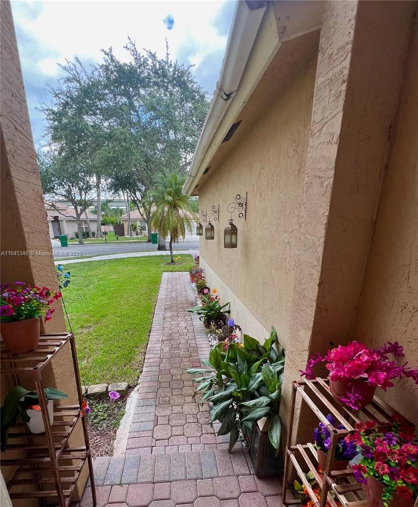Picture of 14422 N Royal Cove Cir, Davie FL 33325