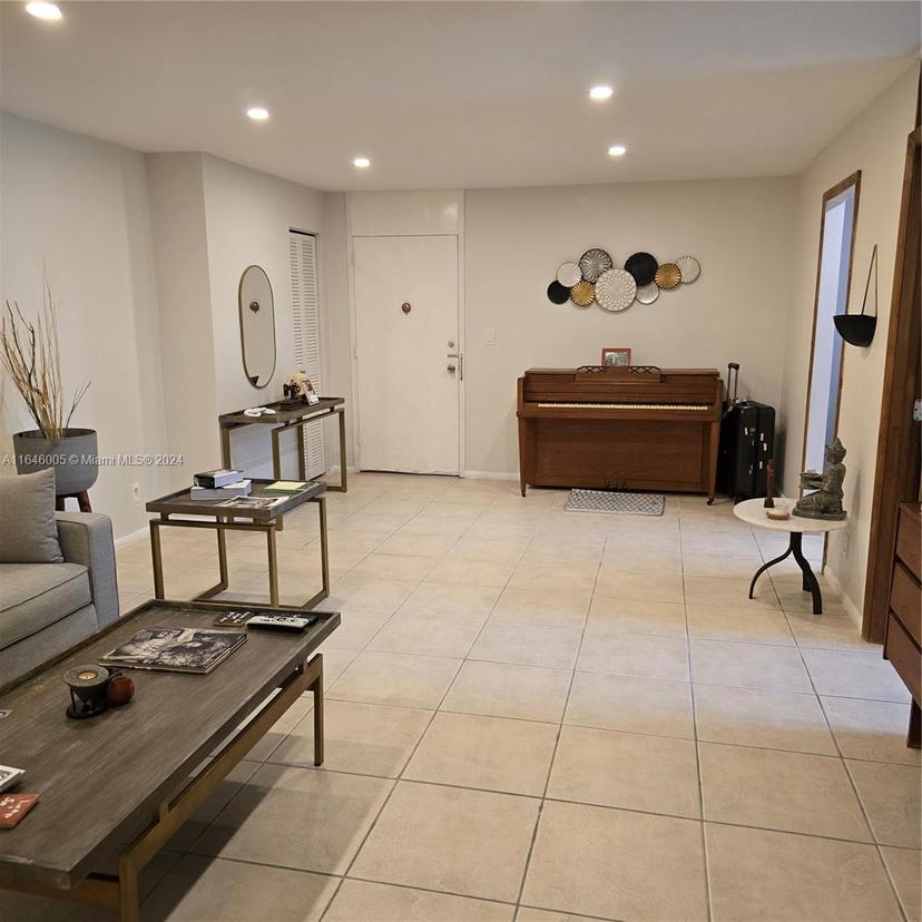 Picture of 920 NE 199Th St # 1L, Miami FL 33179