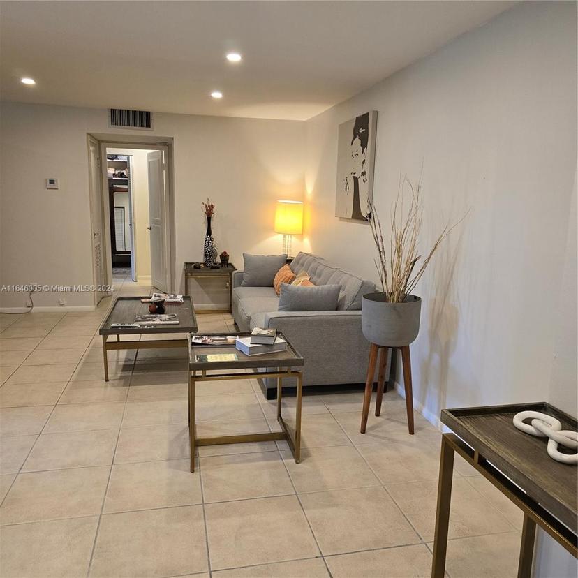 Picture of 920 NE 199Th St # 1L, Miami FL 33179