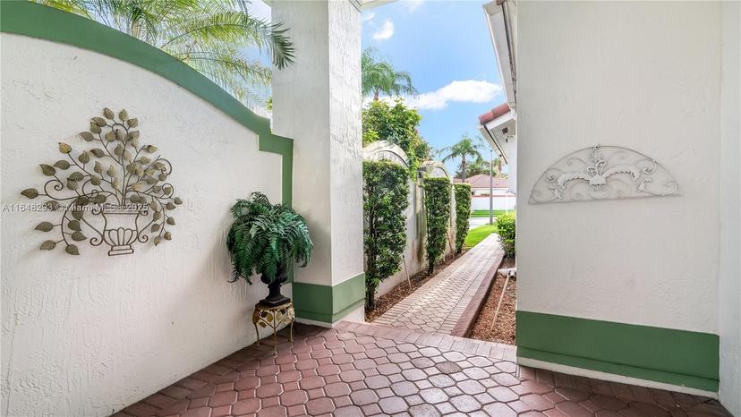 Picture of 1061 Bel Aire Dr E, Pembroke Pines FL 33027
