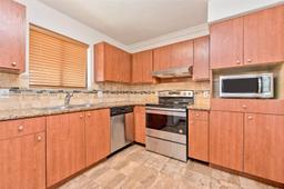 Picture of 350 Lakeview Dr # 201, Weston, FL 33326