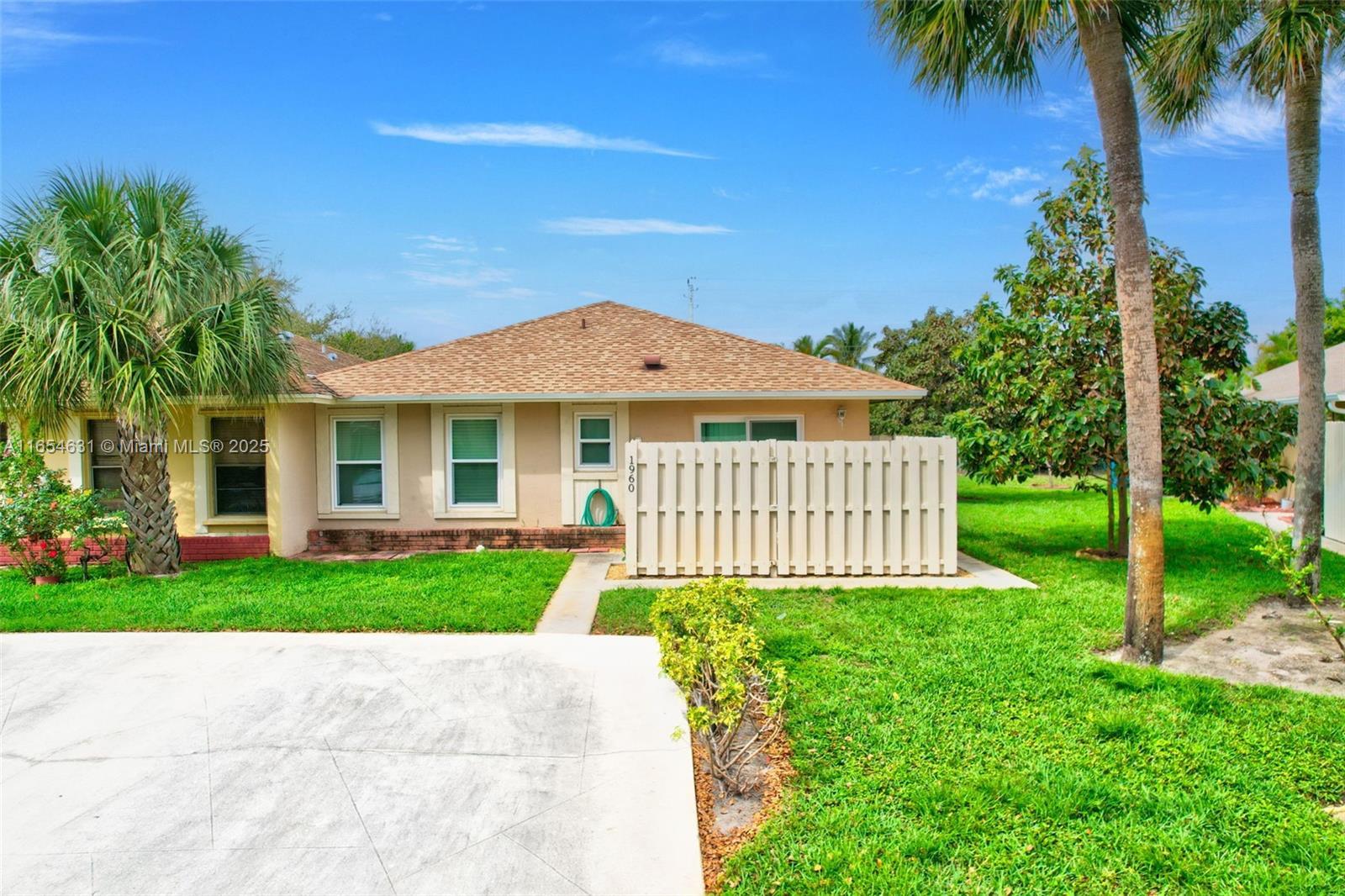 Picture of 1960 SE 1St Cir # 4B, Boynton Beach, FL 33435