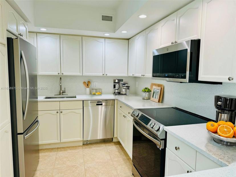 Picture of 5600 Collins Ave # 15B, Miami Beach FL 33140