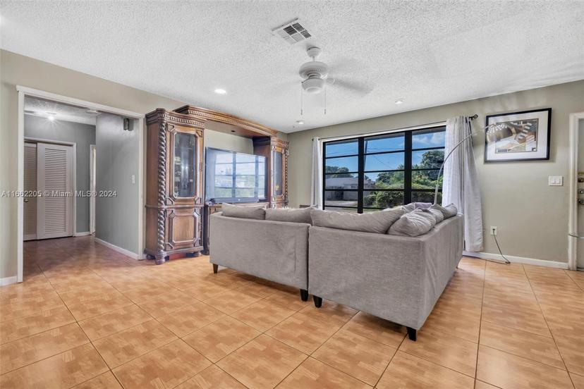 Picture of 665 NE 172Nd St, Miami FL 33162