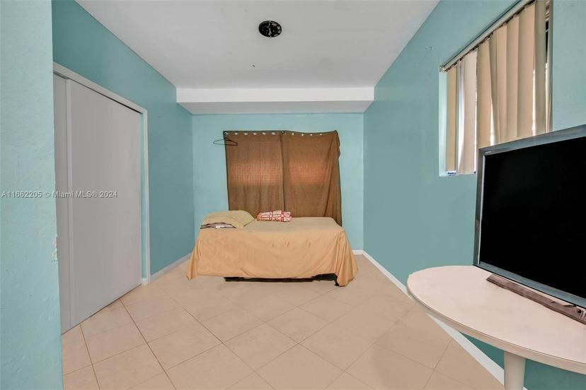 Picture of 665 NE 172Nd St, Miami FL 33162