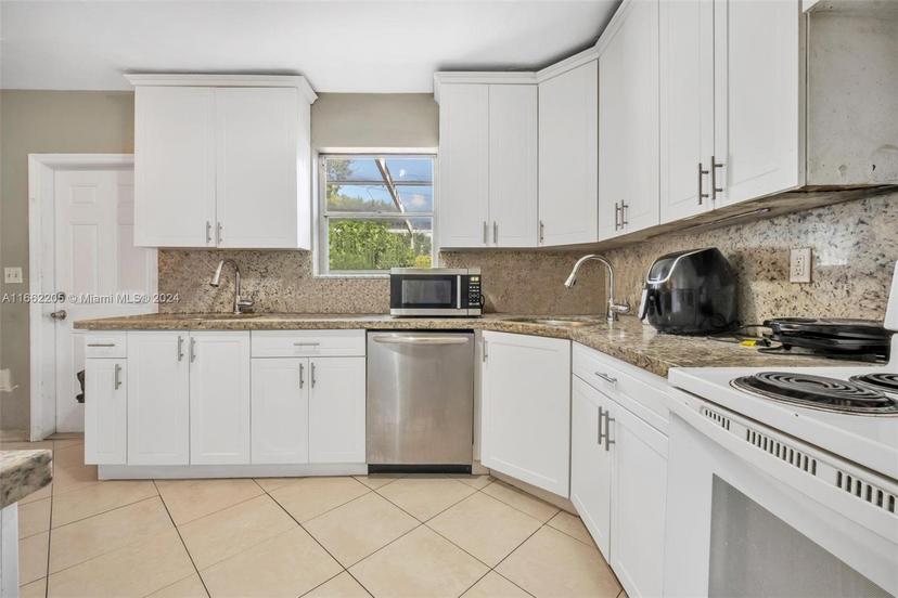 Picture of 665 NE 172Nd St, Miami FL 33162