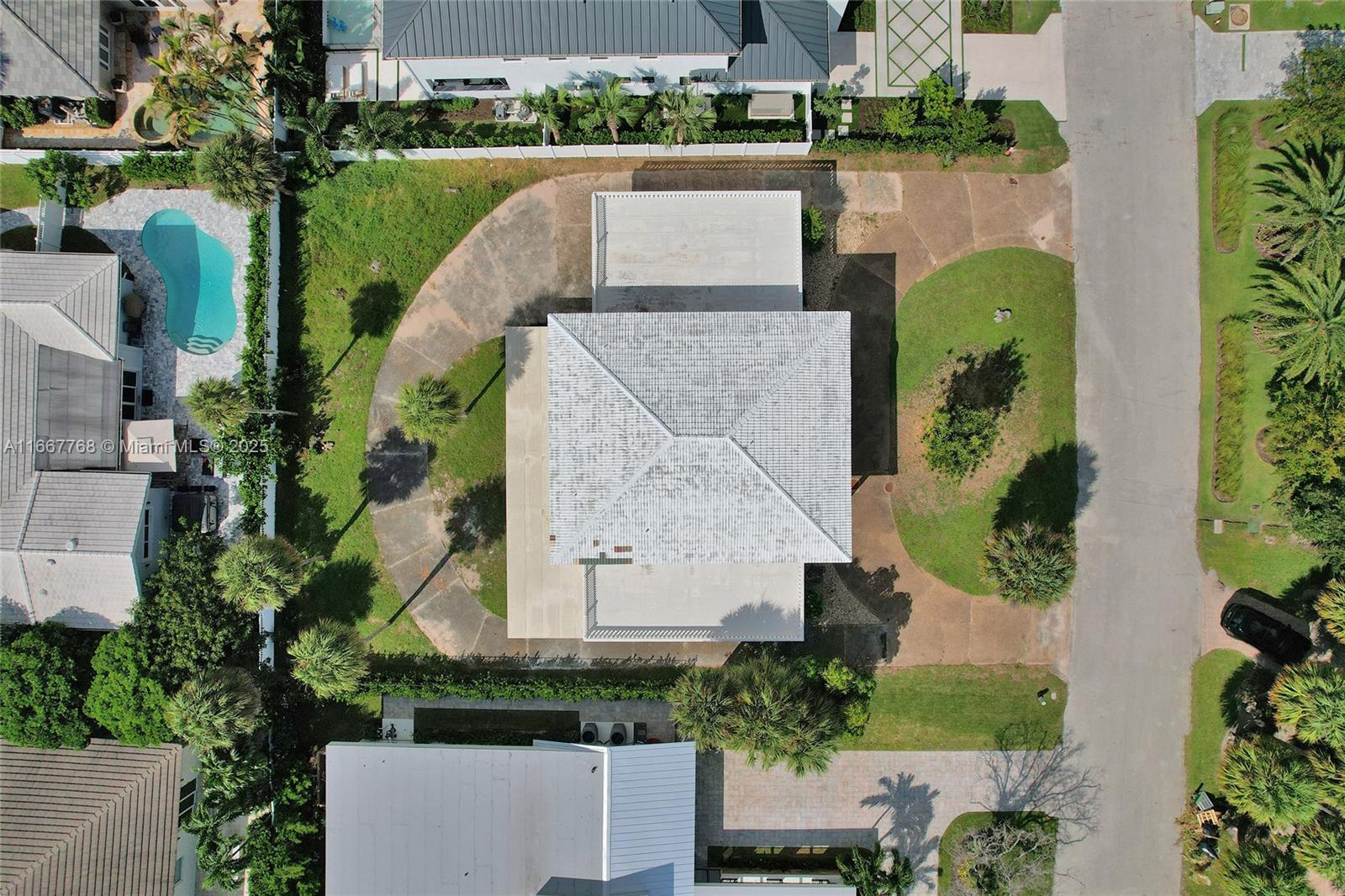 Picture of 6 Tahoe Ln, Sea Ranch Lakes, FL 33308