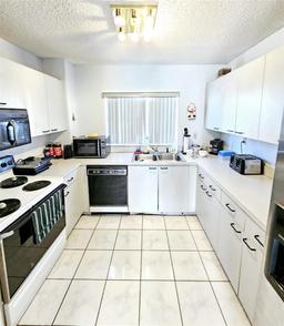 Picture of 12662 NW 8Th Trl, Miami, FL 33182