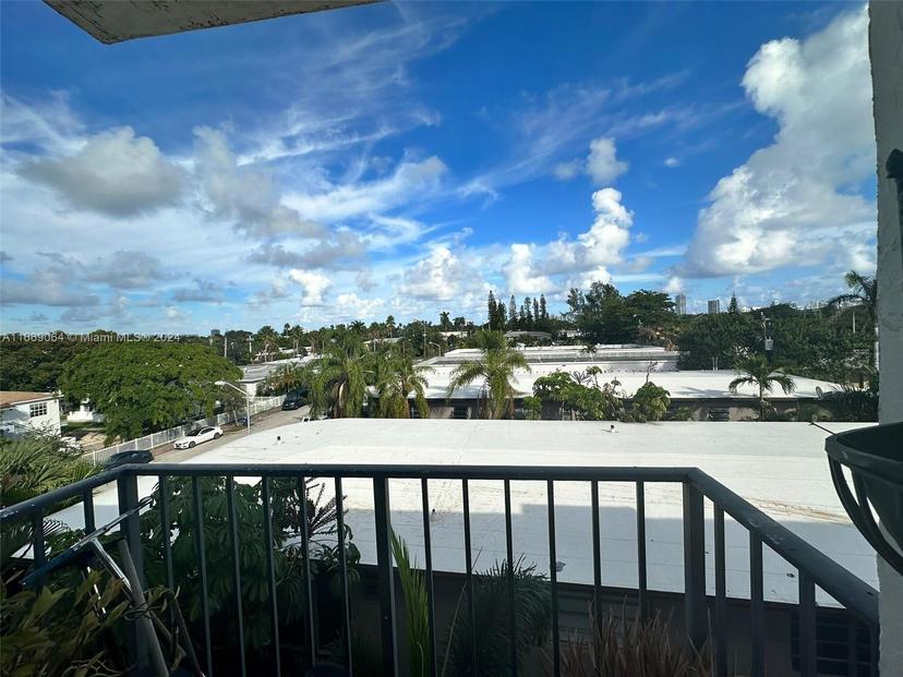 Picture of 1960 Marseille Dr # 403, Miami Beach FL 33141