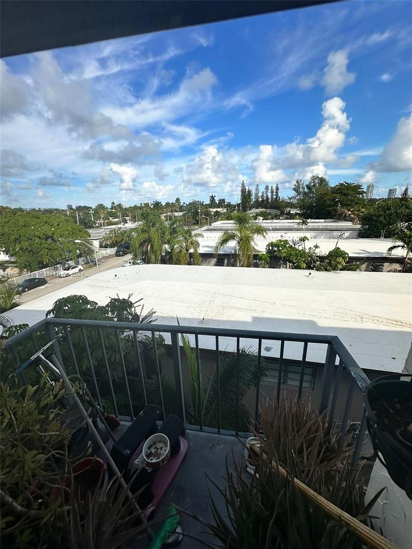 Picture of 1960 Marseille Dr # 403, Miami Beach FL 33141