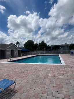 Picture of 423 NE 210Th Cir Ter # 25, Miami, FL 33179